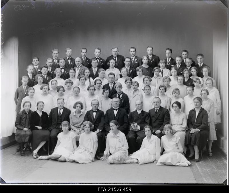 Viljandi linna tütarlaste gümnaasiumi lõpetajad 1928.a. kevadel, I reas vasakult 3. koolidirektor Jaan Lepp.