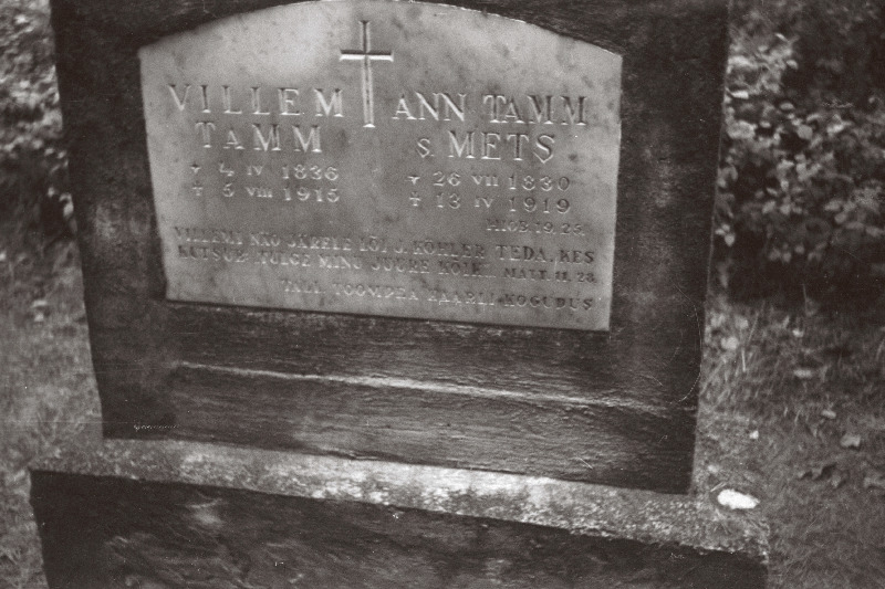 Kunstnik Johan Köleri modelli Villem Tamme hauakivi Kassari kalmistul (Jeesus Kaarli kiriku apsiidifreskol).