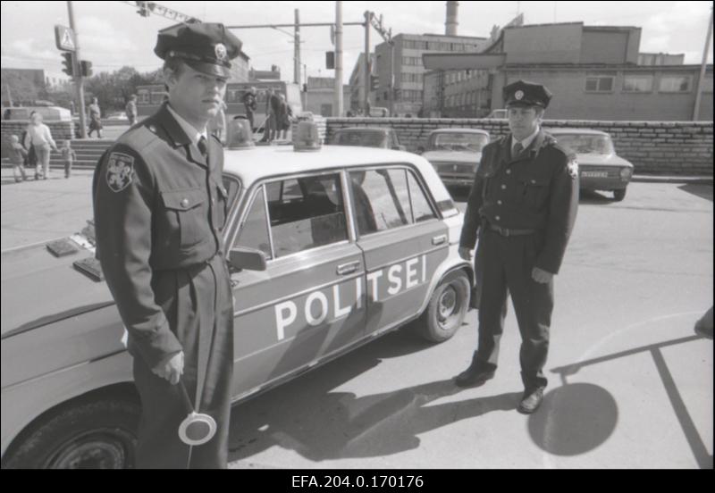 Esimesi politseivormis liikluspolitseinikke Tallinna tänavail. Nooreminspektorid Jüri Kensap (vasakul) ja Aleksei Natašov.