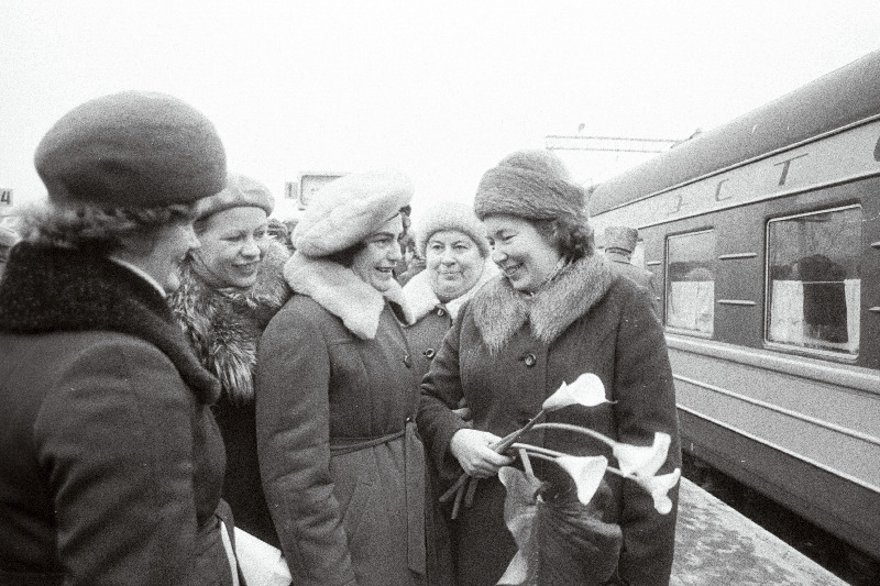 NLKP XXVI kongressi delegaadi sotsialistliku töö kangelast V. Klementi nim. Õmblustootmiskoondise õmblejat Elvi Koolmeistrit (paremal) võtavad Balti jaamas vastu töökaaslased.