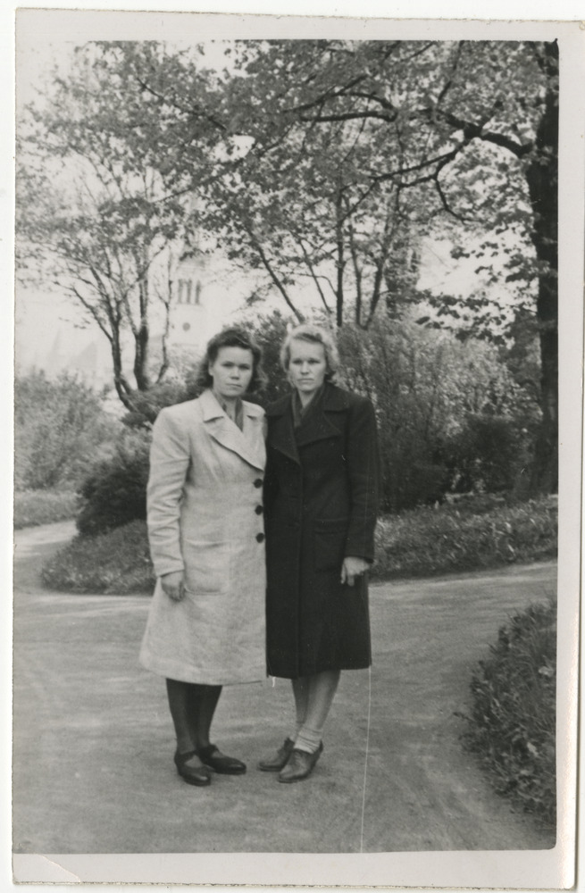 Oletatavalt Alice ja Meeta Odenberg Tallinnas