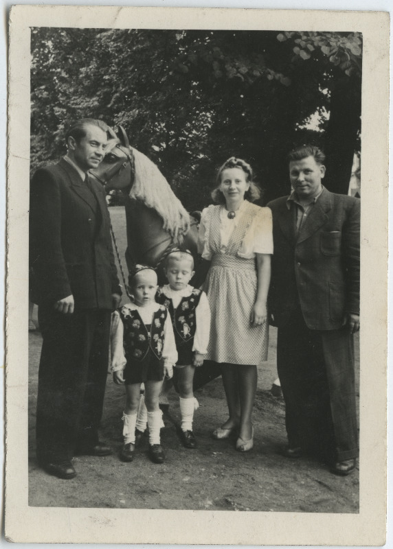 Eduard Paisuots`a perepilt [arvatavalt on pildil peale tema enda poeg Peeter, abikaasa Salme, teised isikud tundmatud]