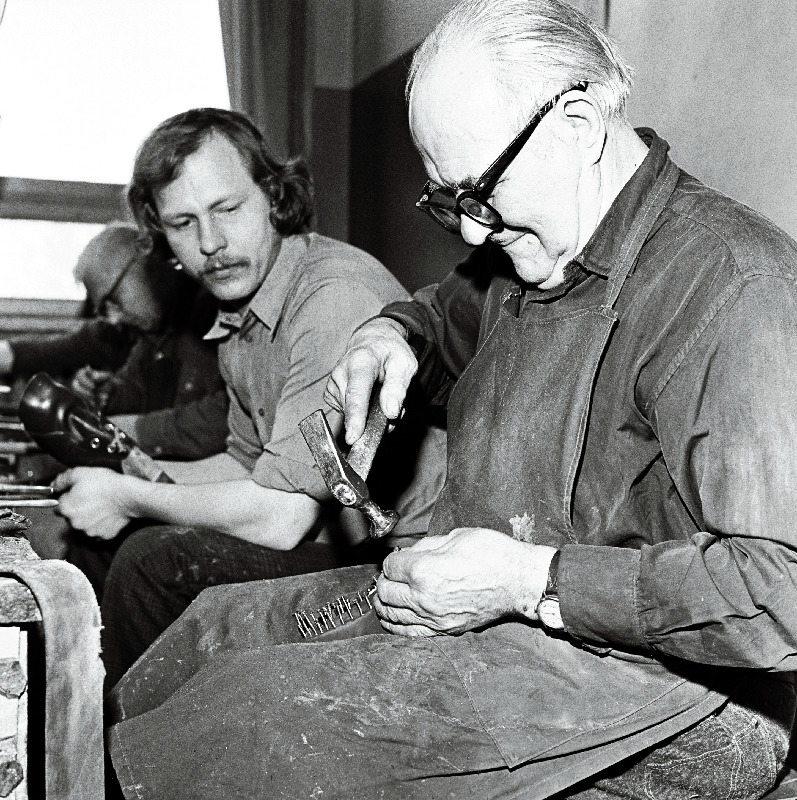 Teeninduskombinaadis “Välk” 50 aastat töötanud kingsepp Johannes Meriste ja tema õpilane Avo Vedro töötamas.