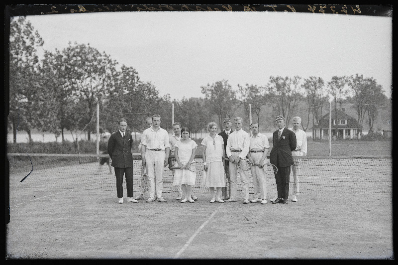 Grupp Viljandi Tennise ja Veespordi Klubi liikmeid tenniseväljakul.