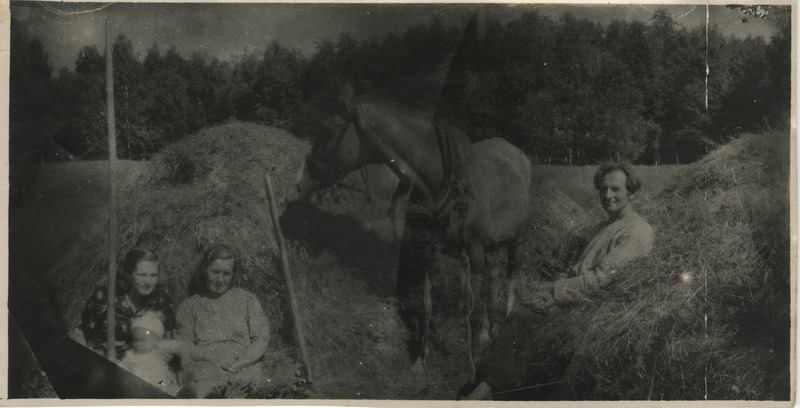 A. Ivan perekonnaga Põltsamaa külanõukogu. V. J. Lenini nimeline kolhoos