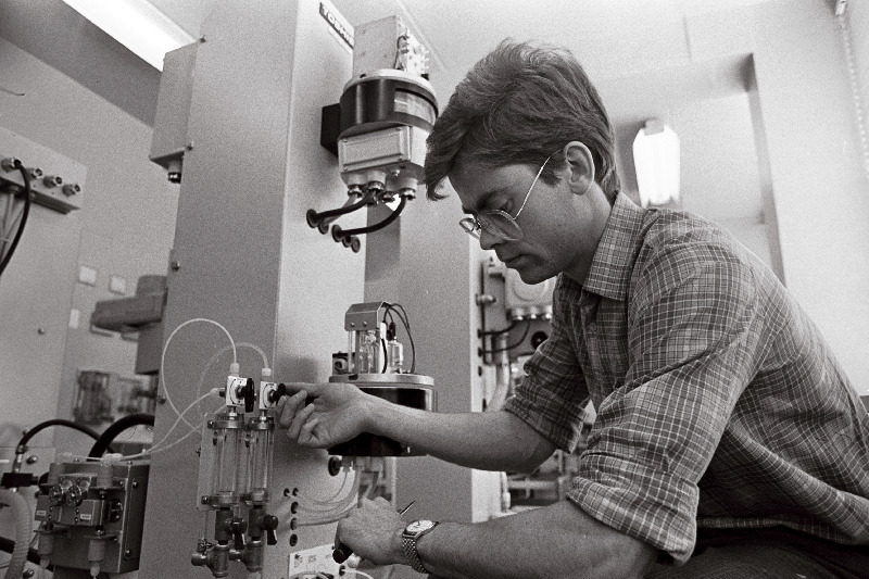 Tallinna Veepuhastusjaama automaatik Jaanus Kuub hooldab ja remondib automatiseeritud laboratooriumi analüsaatoreid.