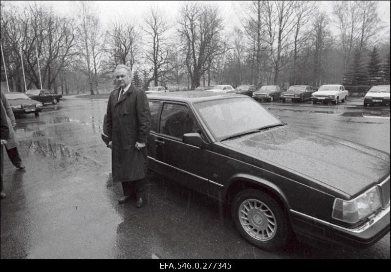 Uue ametiauto üleandmine Eesti Ülemnõukogu esimehele Arnold Rüütlile.