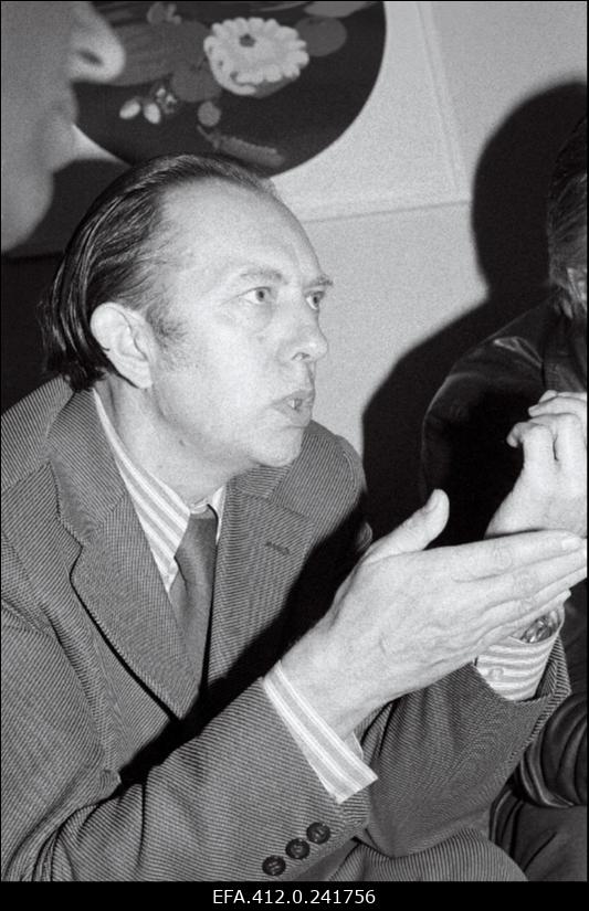 Ajakirja "Kultuur ja Elu" toimetuse vestlusring "Koolimuusikast" (Inge Linask, Heino Jürisalu, Heino Rannap, Inge Linask, Arvo Saar, Taavi Esko, Heino Kaljuste, Märt Kraav).