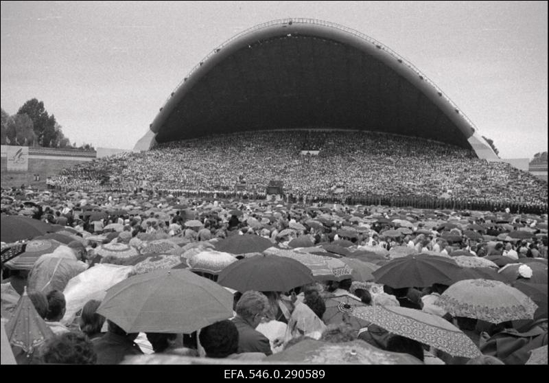 40 aasta möödumisele võidust Suures Isamaasõjas ja ENSV 45. aastapäevale pühendatud 20. üldlaulupidu Tallinna lauluväljakul.