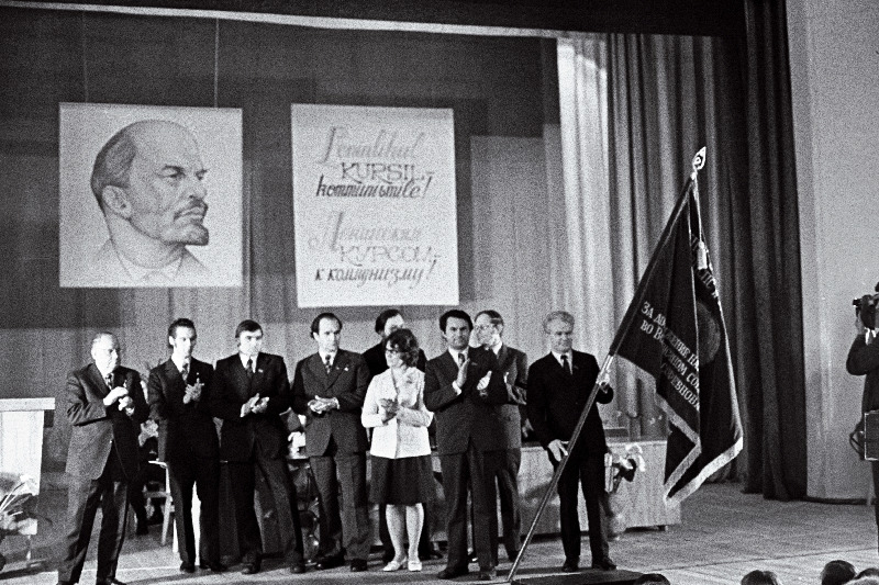 Kohtla-Järve linnale IX viisaastaku plaanide eduka täitmise eest määratud NLKP Keskkomitee, NSVL Ministrite Nõukogu, ÜAÜKN-i ja ÜLKNÜ Keskkomitee rändpunalipu üleandmise pidulik koosolek. Vasakult 1. EKP Keskkomitee esimene sekretär J. Käbin.