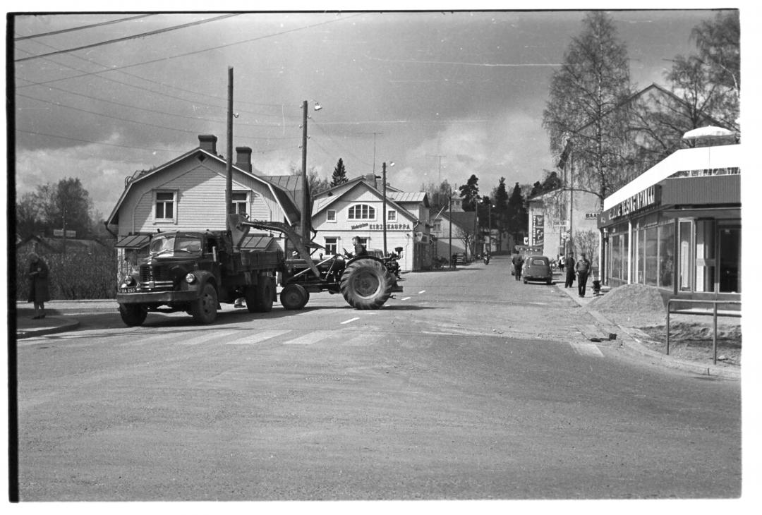 Tietöitä jalkakäytävällä Siltakadulla Helsingin Pankin edessä