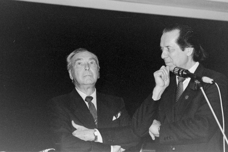 Ansambel Memor kontserdil esitavad Ottniell Jürissaare luulet Heino Mandri (vasakul) ja luuletaja ning helilooja Ottniell Jürissaar.