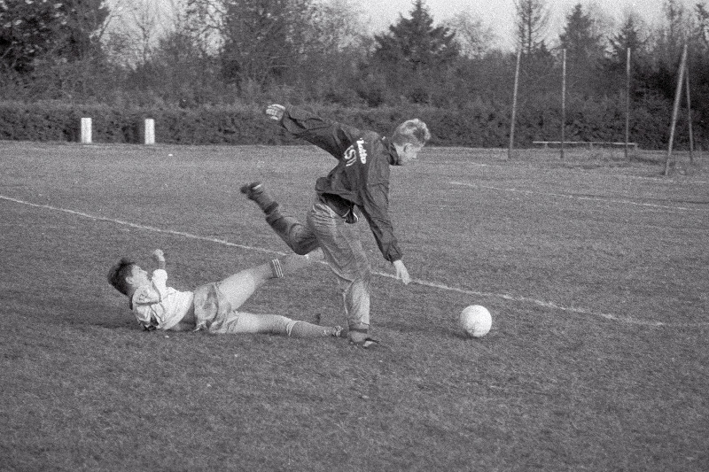 Jalgpallivõistlus Nuia kooli staadionil.