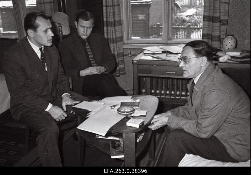 V.I. Lenini nimelise Kaasani Riikliku Ülikooli professor A.Z. Petrov Tartu teadlastega vestlemas.