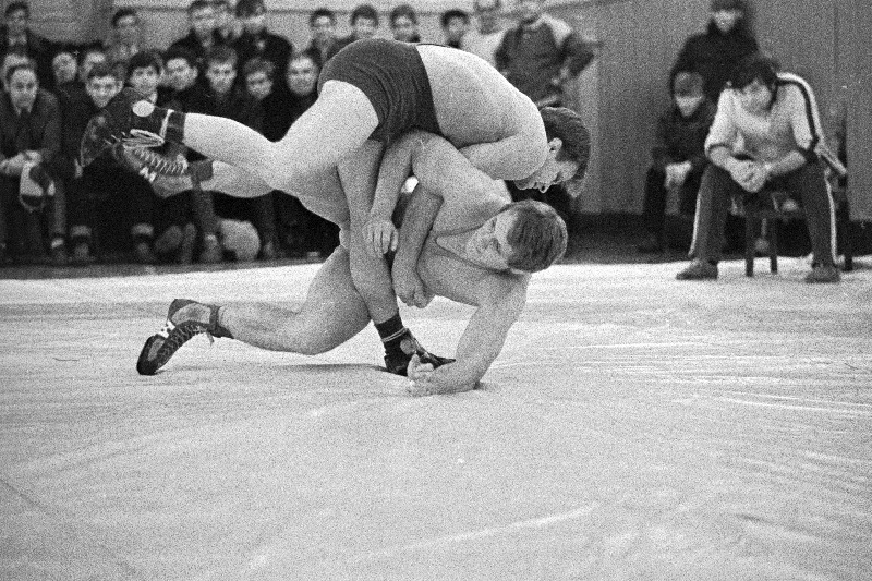 Spordiühingute "Kalev" ja "Jõud" noorte ning täiskasvanute kohtumisel klassikalises maadluses on matil Igor Annus (peal) ja Jaanus Abner.
