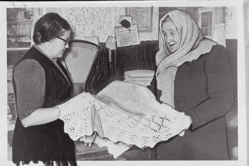 Artelli Haapsalu kudumistööde vastuvõtja Maria Kuusmaa kudujalt Ann Jannilt kudumistööd vastu võtmas.