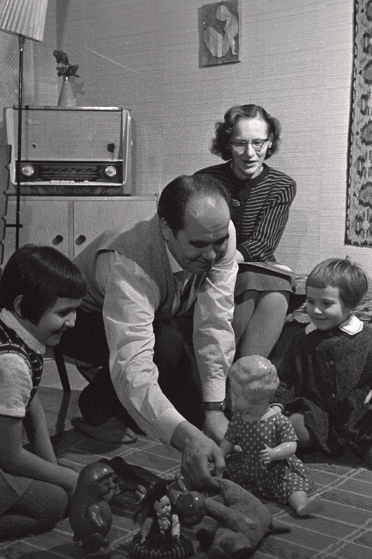 Riikliku Teatri Vanemuine ooperi- ja operetisolist Endel Aimre, tema abikaasa, endine baleriin praegune kõrva-, nina- ja kurguarst Virve ja nende lapsed Külli ja Lemmi oma kodus.