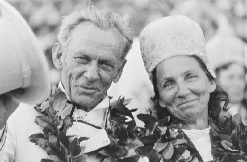 Üldtantsupidude üldjuht Alfred Raadik ja üldtantsupidude lasterühmade üldjuht Niina Raadik Eesti NSV XVIII laulu- ja tantsupeol Tallinna Lauluväljakul.