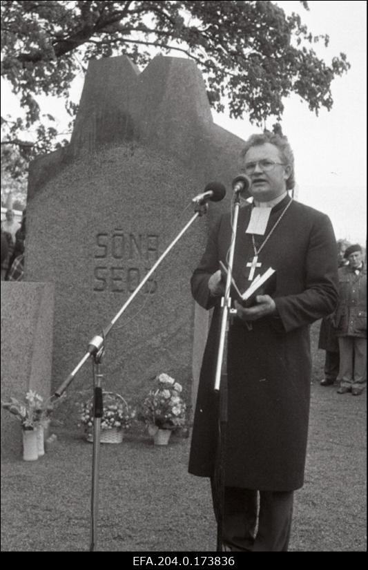 Emakeele ausamba avamine Kadrinas.   Ausammast õnnistab Virumaa praost Peeter Kaldur.