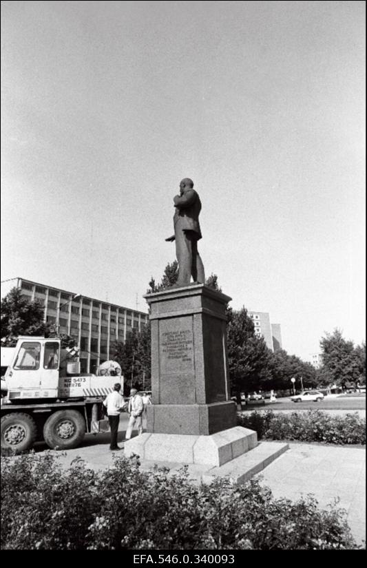 Lenini monumendi eemaldamine Tallinnas Rävala puiesteel.