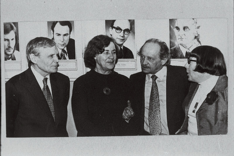 Eesti NSV Riikliku Kunstiansambli 40. aastapäeva tähistamisel vestlevad (vasakult) kirjanik Villem Gross, poetess Debora Vaarandi, näitleja Jüri Järvet ja tantsupedagoog Anna Ekston.