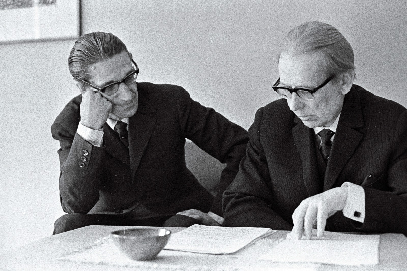 NLKP XXV kongressi delegant, Eesti NSV rahvakirjanik Paul Kuusberg (paremal) ja Eesti NSV teeneline kirjanik Ralf Parve vestlemas.