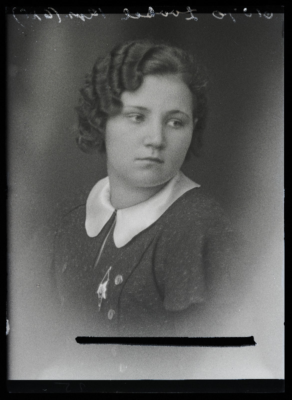 Viljandi Linna Naiskutsekooli lõpetaja Linda Zoobel, (negatiiv ilmutatud 24.09.1933).