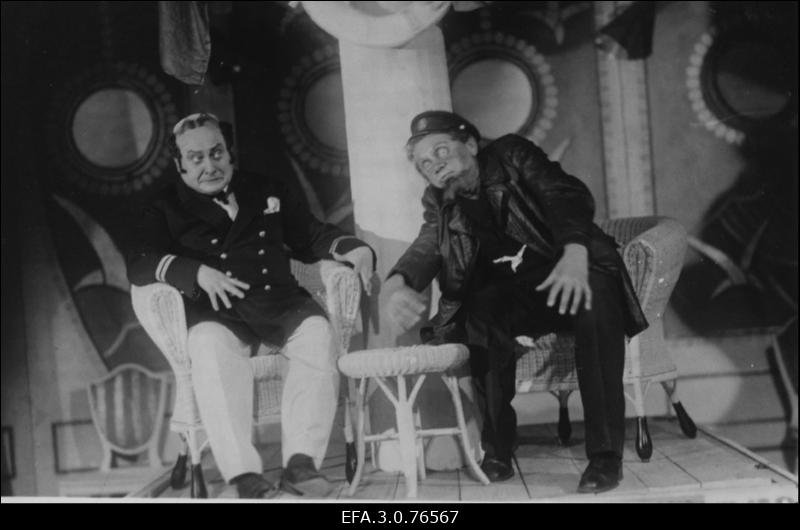 Stseen lavastusest teatris "Estonia" (vasakult) 1. Paul Pinna, 2. Eduard Kurnim.