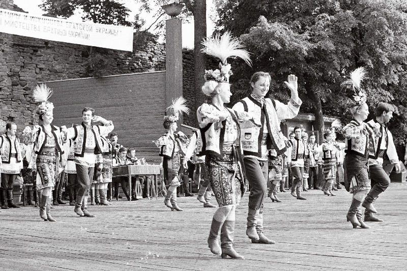 Bukoviina teeneline laulu- ja tantsuansambel esinemas Haapsalus Ukraina NSV kirjanduse ja kunsti päevadel Eesti NSV-s.