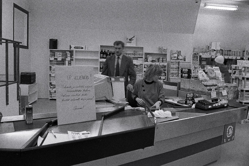 "Sakala" poe avamine pärast renoveerimist, "Viktoria" kaupluse avamise eel (õunad, apelsinid, banaanid). Abestocki hulgimüügiladu.