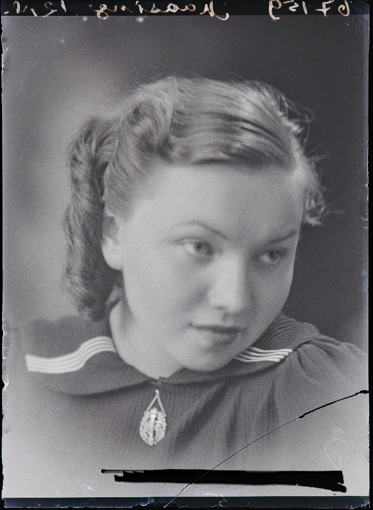 Naine grupifotolt, (24.07.1936 fotokoopia, tellija Hansen).