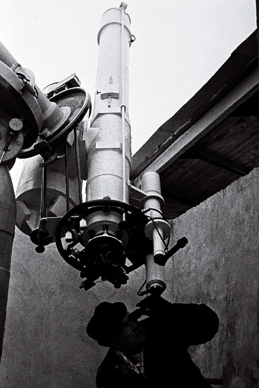 Eesti NSV TA Füüsika ja Astronoomia Instituudi Tõravere observatooriumi stellaarastronoomia sektori vaneminsener Aivo Kivila TA SKB Tartu filiaalis valmistatud peegelteleskoobist ja refraktorist koosneva instrumendiga katsevaatlusi tegemas.