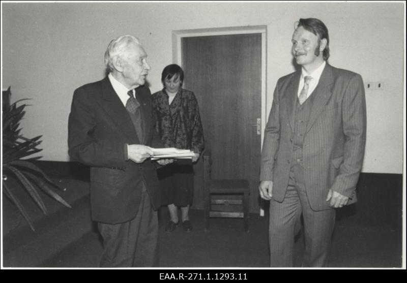 Ajalooarhiivi juubelikonverents. V. Milleri õnnitlusi võtab vastu direktor Endel Kuusik