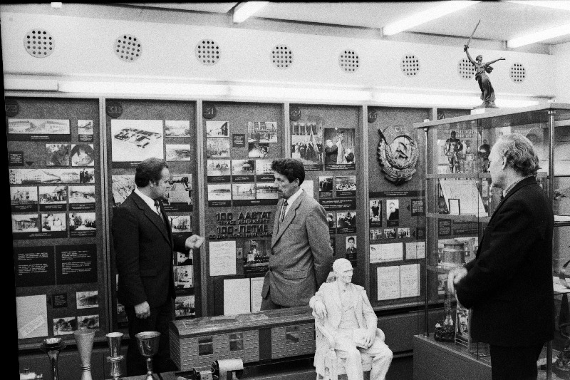 Tallinna Masinatehase peadirektor Aleksei Moroz (vasakult) ning töölised Konstantin Krõssov ja Ants Kriiva tehase töökuulsuse muuseumis.