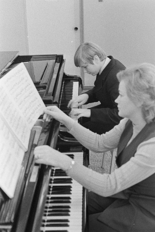 Tallinna Muusikakeskkooli õpetaja Ülle Sisa oma õpilase Tõnu Väärtnõuga seitsmendast klassist, kes Tšehhoslovakkias Labe-äärses Ustis korraldatud klaveriõpilaste võistlustelt tõi kaasa esimese järgu diplomi.