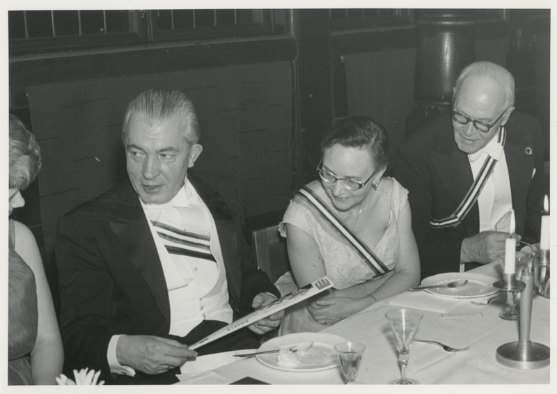 Stockholmi (üliõpilaste) Eesti Osakonna ball, istutakse laudades