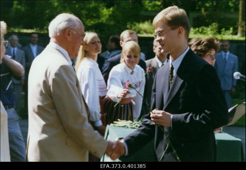 President Lennart Meri õnnitleb edukalt ülikooli lõpetanute vastuvõtul Kadrioru lossipargis Tallinna Pedagoogikaülikooli inglise filoloogia eriala cum laude lõpetanud Paul Rüsset.