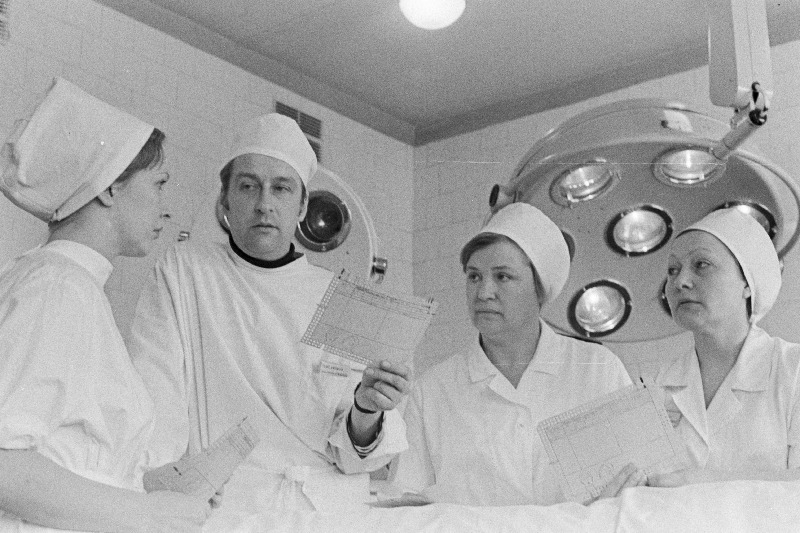 Plastilise Kirurgia ja Arstliku Kosmeetika kabineti arstid enne operatsiooni  nõu pidamas.