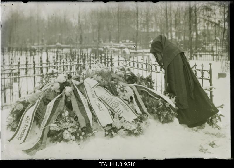 Vabadussõda. Kirepi lahingus langenud laiarööpalise soomusrongi nr.1 dessantroodu ülema almkapten Jüri Ratassepa haud Kalamaja kalmistul.