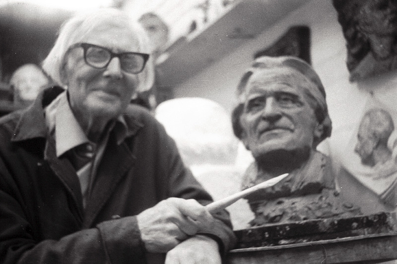 Skulptor Juhan Raudsepp oma ateljees töötamas.