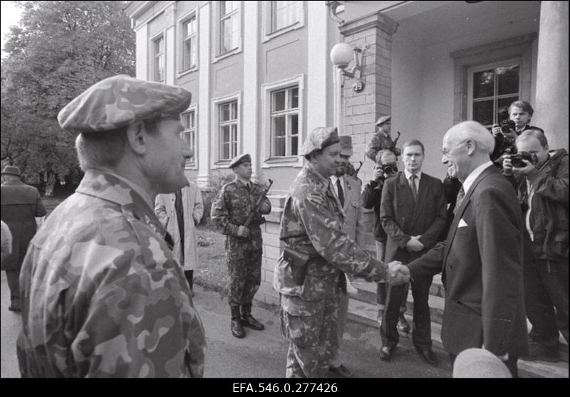 President Lennart Mere ametisse astumise tseremoonia presidendi lossi ees.