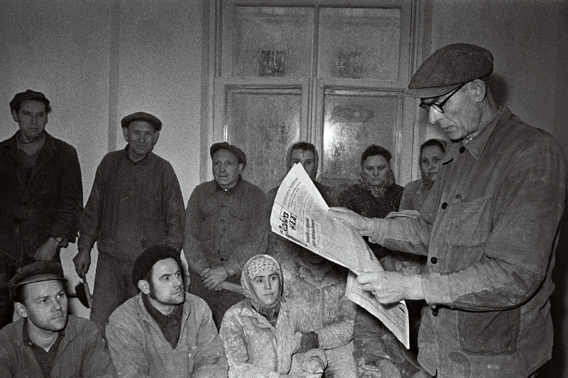 Tallinna Üldehitustrusti puuseppade brigadir Jaan Metsmaa (paremal) tutvustab ehitajaile NLKP Keskkomitee pleenumi otsuseid.