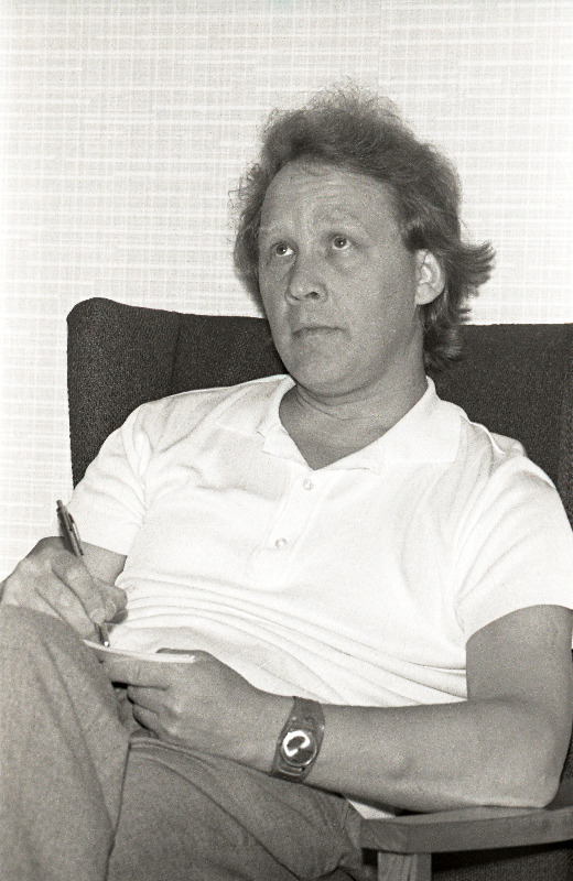 Kirjanik Arvo Valton.