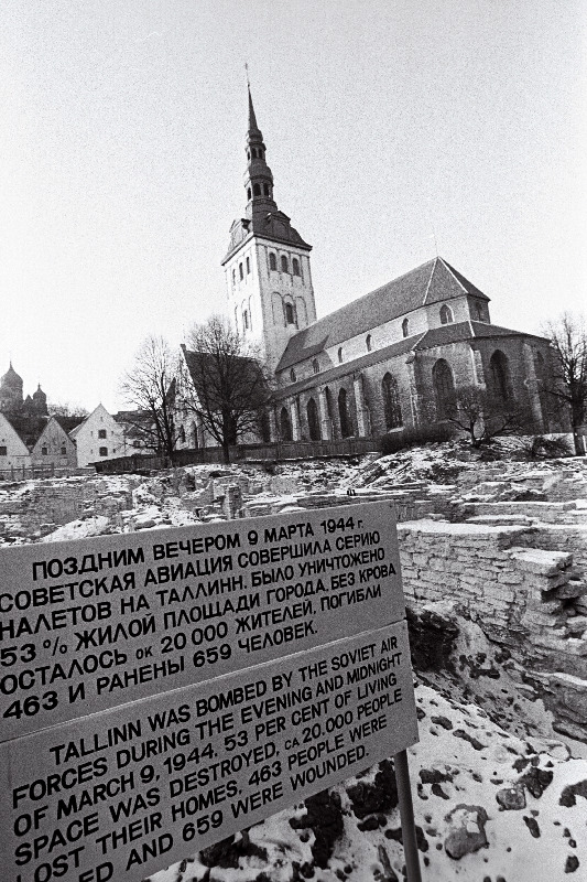 Lahtikaevatud varemed, mis tekkisid Harju tänavale 1944.a.märtsipommitamise ajal.