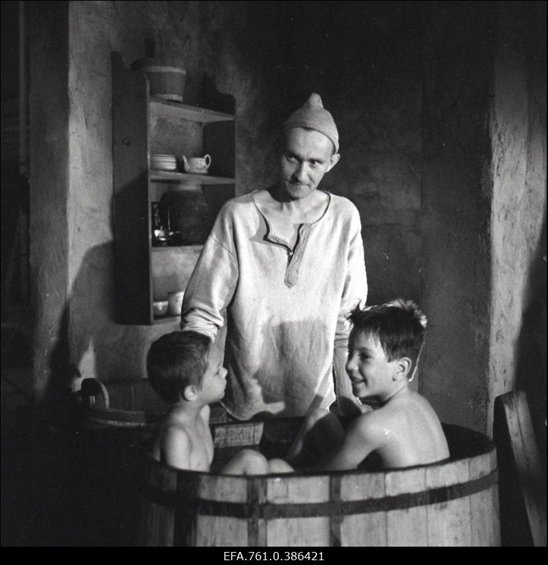 Filmi "Äratus" filmimine. Arvo Kukumägi Kaarel Petersoni osas, Petersonide lapsed.