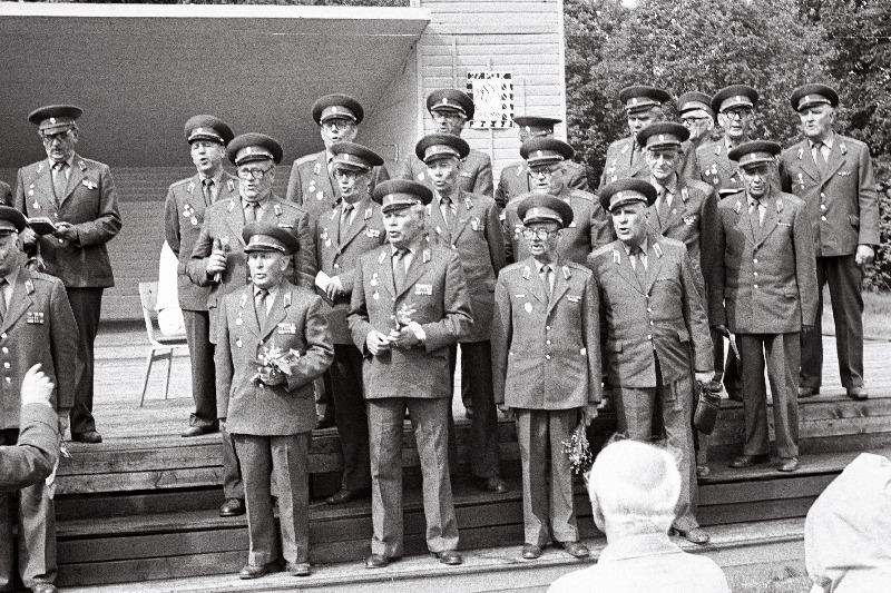 Eesti NSV fašistlikest okupantidest vabastamise 40. aastapäevale pühendatud sõjaaegse 27. laskurpolgu veteranide nõukogu ajaloo uurimise ja jäädvustamise grupi korraldatud matkast mööda polgu rindeteed osavõtjate kohtumisel esineb sõjaveteranide ansambel.