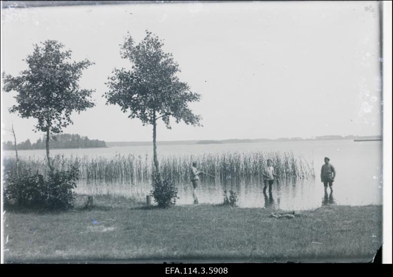 Vabadussõda. Laiarööpalise soomusrongi nr.1 sõdurid vintpüssiga kalu püüdmas  Mazais Baltezersi (Väike-Valgejärv) ääres.