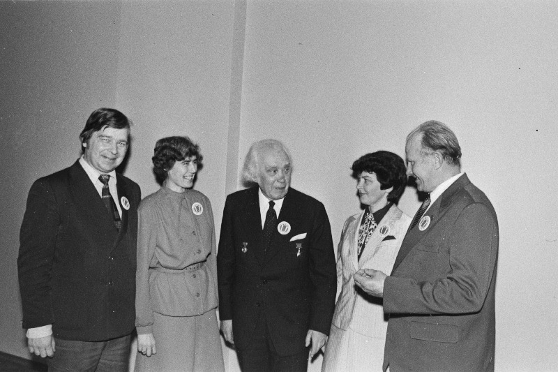 NSV Liidu rahvakunstnik, professor G.Ernesaks (keskel) vestleb Eesti NSV Kooriühingu asutamiskongressist osavõtjate (vasakult) T.Hiobi, H.Tuikeni, A.Mäekuuse ja A.Pärliga.