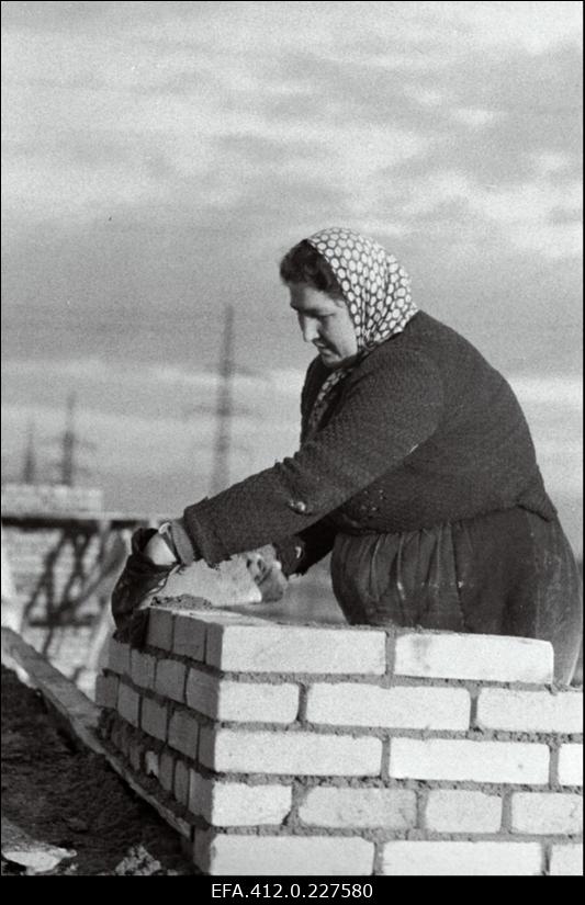 Müürsepp Õie Toom müüri ladumas.