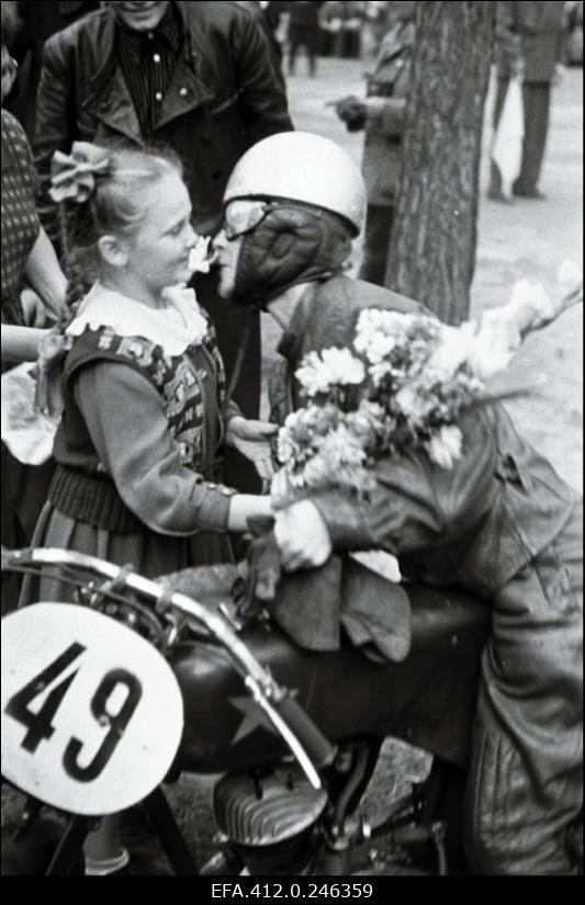 NSV Liidu meistrivõistlused ringrajasõidus. 125 cm3 naiste masinaklassi tšempioni motosportlase Irina Ozolina õnnitlemine.